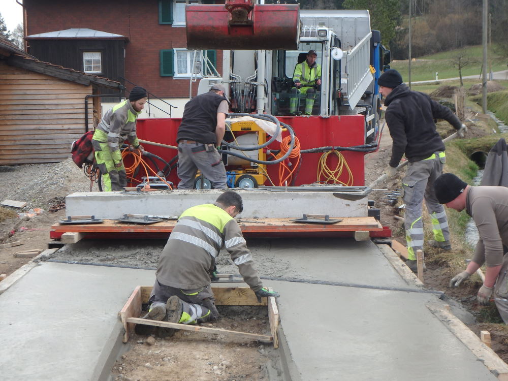 NEU: ab sofort bauen wir Betonstrassen und Betonfahrspuren maschinell (mit Betonschlitten) selber ein!