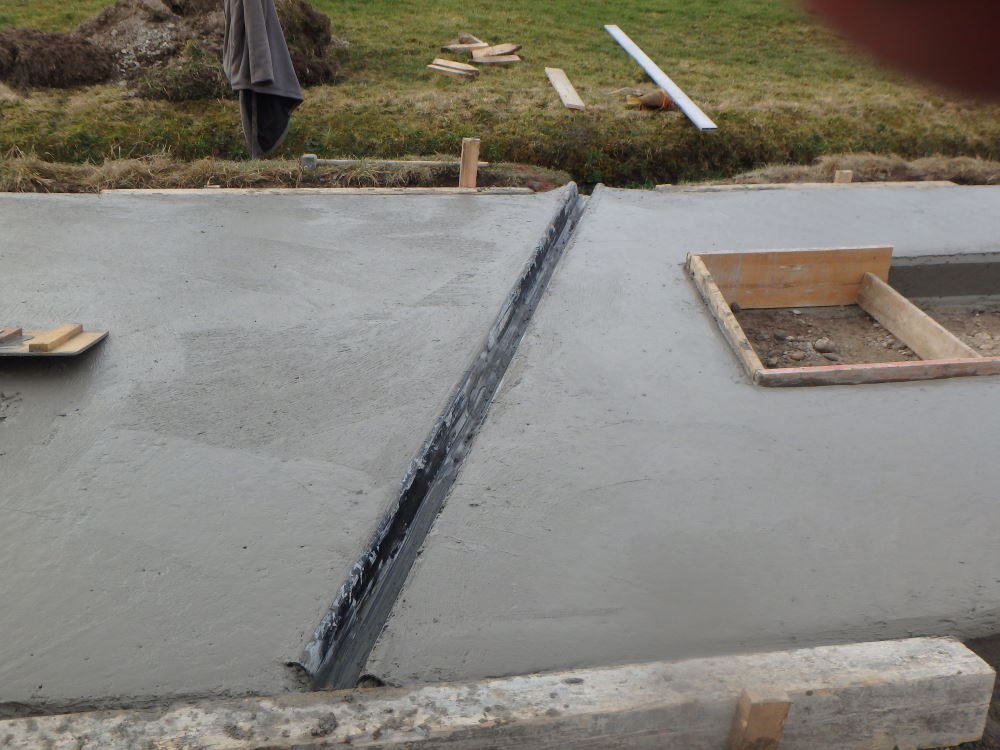 NEU: ab sofort bauen wir Betonstrassen und Betonfahrspuren maschinell (mit Betonschlitten) selber ein!