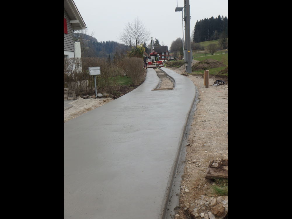 NEU: ab sofort bauen wir Betonstrassen und Betonfahrspuren maschinell (mit Betonschlitten) selber ein!